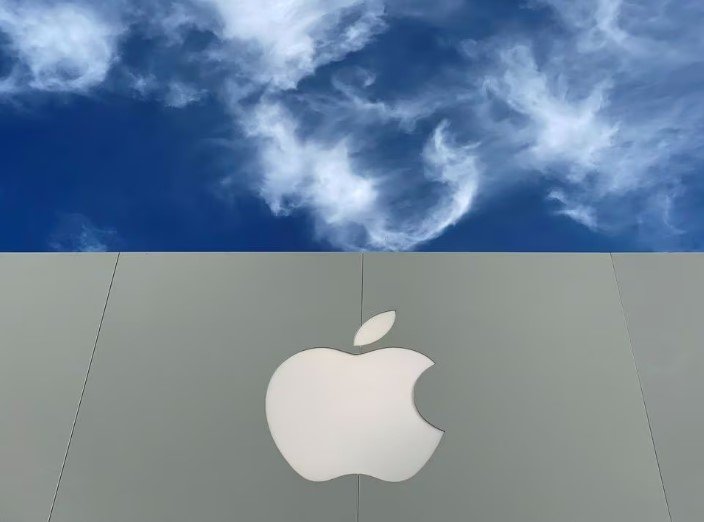 ilustračná foto - Logo Apple zobrazené na vrchole obchodu Apple v nákupnom stredisku v La Jolla, Kalifornia, USA, 17. decembra 2019, 2019.