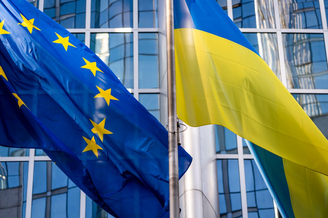 Pomoc Ukrajine zo strany EÚ by podľa návrhov eurokomisie mali tvoriť dva piliere. Prvý, takzvaný Ukrajinský nástroj (The Ukraine Facility), by mal prisľúbiť 50 miliardový balíček na finančnú pomoc. Druhý, Ukrajinský asistenčný fond (The Ukraine Assistance Fund), bude súčasťou Európskeho mierového nástroja, z ktorého sa doteraz preplácali výdavky členským krajinám EÚ za vojenské vybavenie pre Kyjev.