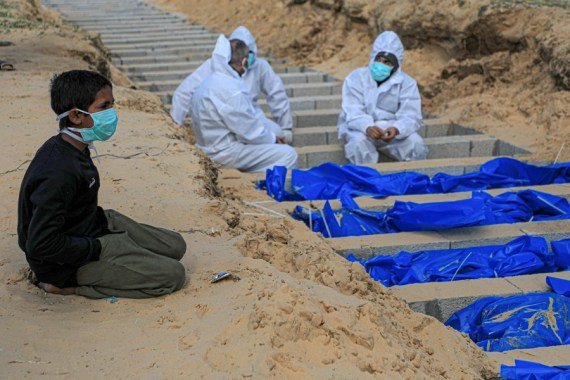 Hrob obetí zabitých počas konfliktu medzi Hamasom a Izraelom