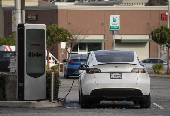 Ilustračná foto - Elektromobil Tesla sa nabíja na parkovisku v okrese San Mateo v Kalifornii, USA, 13. decembra 2023.