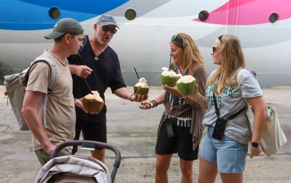 Na archívnej fotografii sú turisti, ktorí si 14. januára 2024 vychutnávajú surové kokosové nápoje, bežne známe ako „madafu“ v okrese Mombasa v Keni.