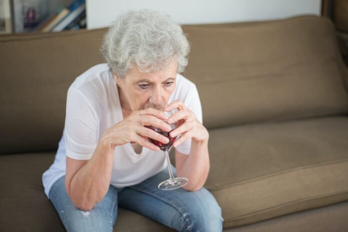 Odborníci tvrdia, že závislých od alkoholu je čoraz viac ľudí v seniorskom veku. Vo vekovej skupine nad 65 rokov pritom zaznamenali nárast o viac ako 100 percent.