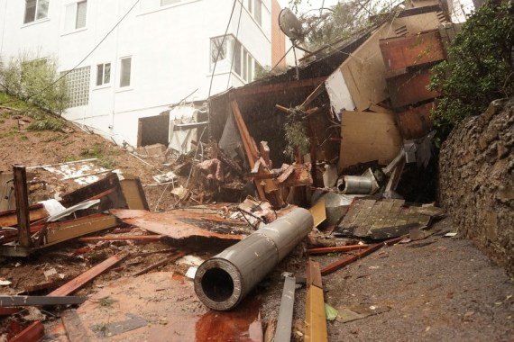 Táto fotografia urobená 6. februára 2024 ukazuje poškodený dom po silnej búrke vo West Hollywood v Los Angeles, Kalifornia, Spojené štáty americké.