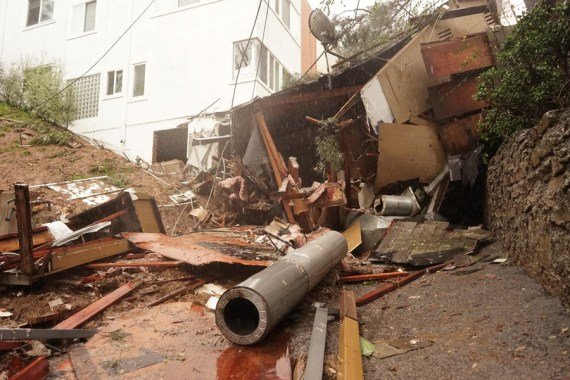 Táto fotografia urobená 6. februára 2024 ukazuje poškodený dom po silnej búrke vo West Hollywood v Los Angeles, Kalifornia, Spojené štáty americké.