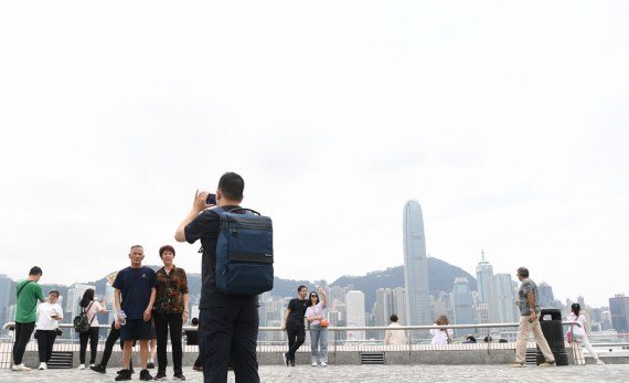 Turisti navštevujú Tsim Sha Tsui v Hong Kongu v južnej Číne 30. apríla 2023.