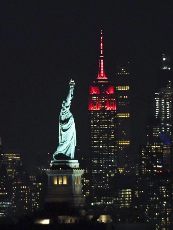 Empire State Building začína svoje oslavy lunárneho Nového roka v New Yorku, USA, 8. februára 2024, slávnostným osvetlením a odhalením svojej výstavy okien na Fifth Avenue.