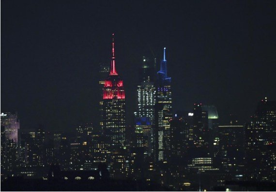 
Empire State Building začína svoje oslavy lunárneho Nového roka v New Yorku, USA, 8. februára 2024, slávnostným osvetlením a odhalením svojej výstavy okien na Fifth Avenue.