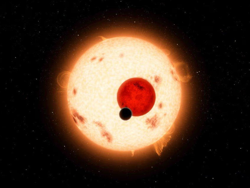 Kepler-16, planéta vzdialená asi 200 svetelných rokov, ktorá obieha okolo dvoch hviezd. Planétu objavili v roku 2011 pomocou údajov z vesmírneho teleskopu Kepler.