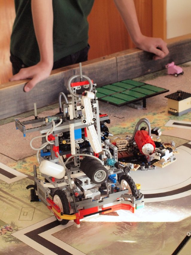 záber z minuloročných sezón FIRST LEGO League (FLL)