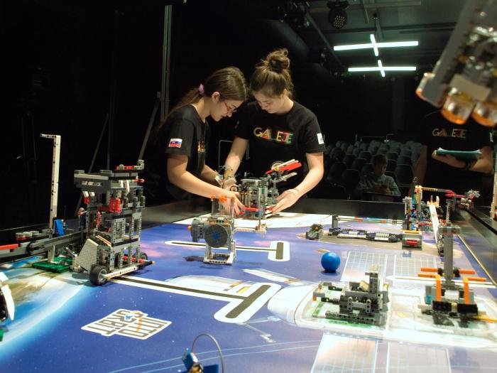 záber z minuloročných sezón FIRST LEGO League (FLL)