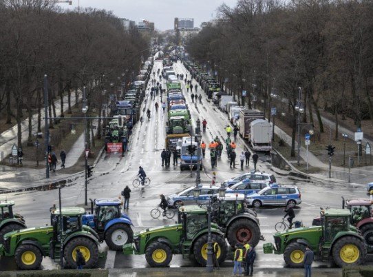 Príklad nemeckých a francúzskych farmárov, ktorí štrajkujú už niekoľko týždňov, sa chystajú nasledovať slovenskí poľnohospodári.