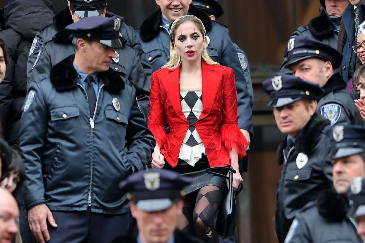 Fotografia z natáčania Joker: Folie à Deux, ukazujúca speváčku a herečku Lady Gaga ako filmovú Harley Quinn.