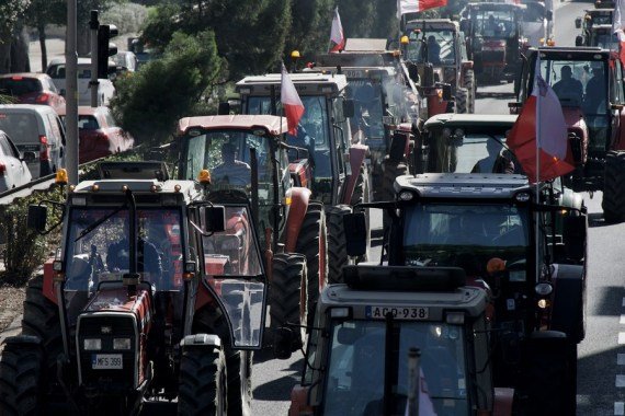 Na snímke z 15. februára 2024 sú traktory počas protestu farmárov vo Vallette na Malte.