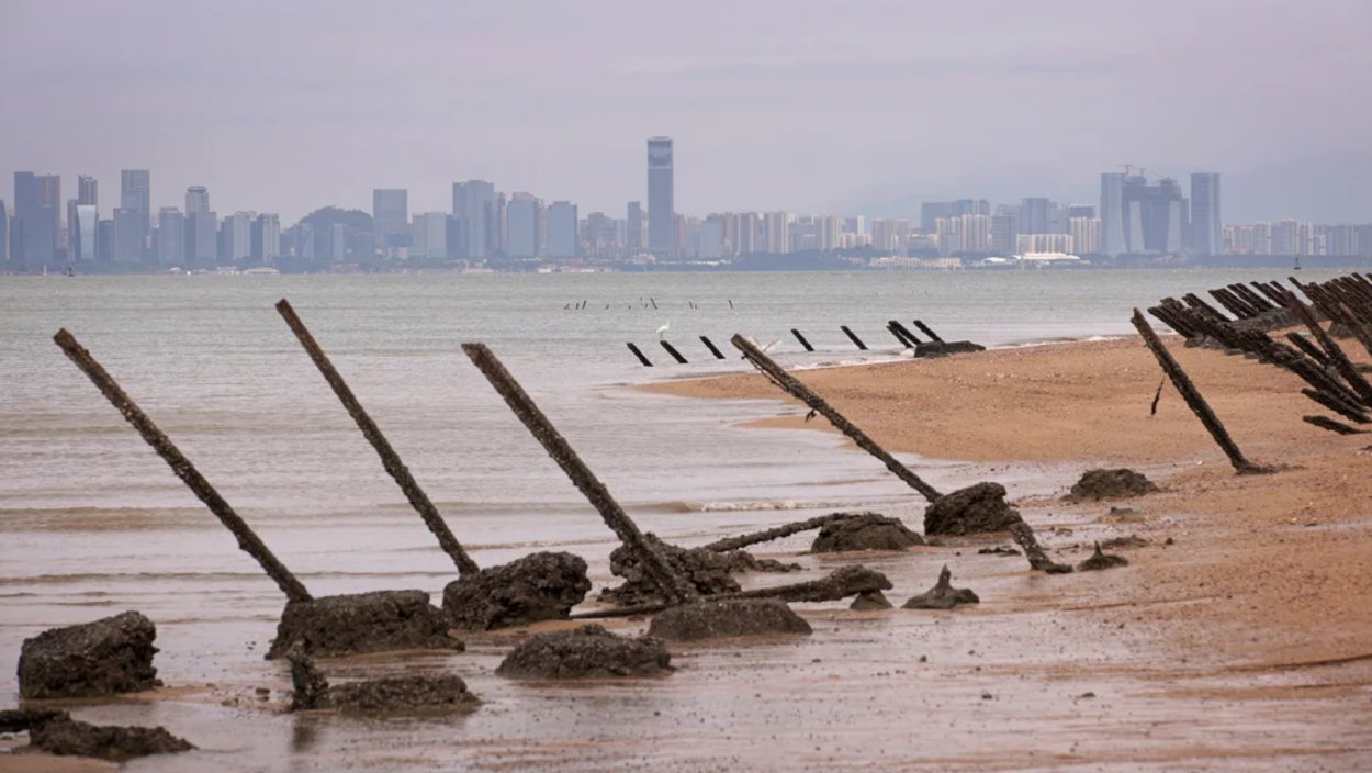 Čínske mesto Xiamen pri pohľade z taiwanských ostrovov Kinmen.