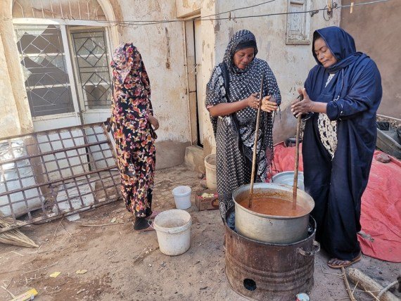 Dobrovoľníci varia jedlo na bezplatnú distribúciu v Omdurman, Sudán, 5. februára 2024. 