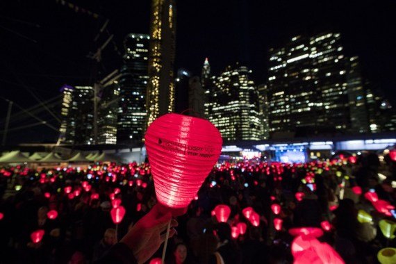 Ilustračná foto - Účastníci držia lampáše, aby sa zúčastnili podujatia Light The Night Walk s cieľom získať finančné prostriedky na liečbu a výskum rakoviny na Manhattane, New York, Spojené štáty, 18. októbra 2018.