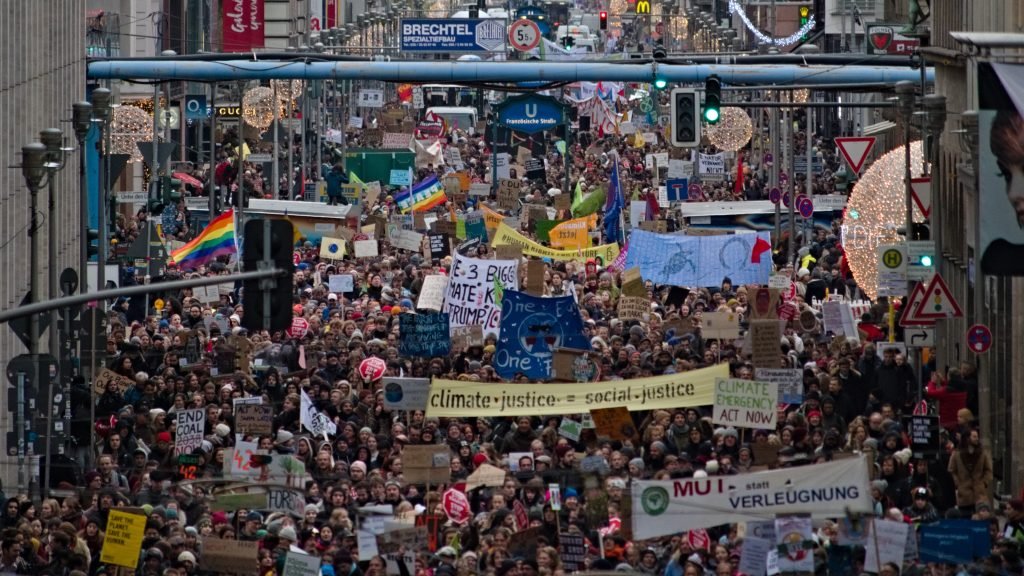 Až 69 percent  svetovej populácie vyjadruje ochotu prispievať jedným percentom svojho osobného príjmu na opatrenia znižujúce emisie alebo adaptáciu. Drvivá väčšina - 89 percent ľudí - požaduje rázne politické kroky a podporuje proklimatické zákony. To podľa autorov naznačuje, že svet je jednotný v názore na zmenu klímy a potrebu konať.