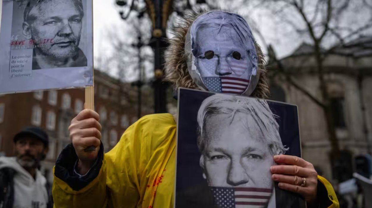 V roku 2012 sa Assange uchýlil na ekvádorské veľvyslanectvo v Londýne a v tom roku mu bol udelený politický azyl.