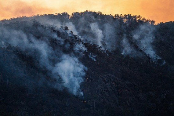 Archívna fotografia poskytnutá Organizáciou pre vedecký a priemyselný výskum Commonwealthu (CSIRO) z 1. júla 2022 ukazuje požiar v Austrálii.