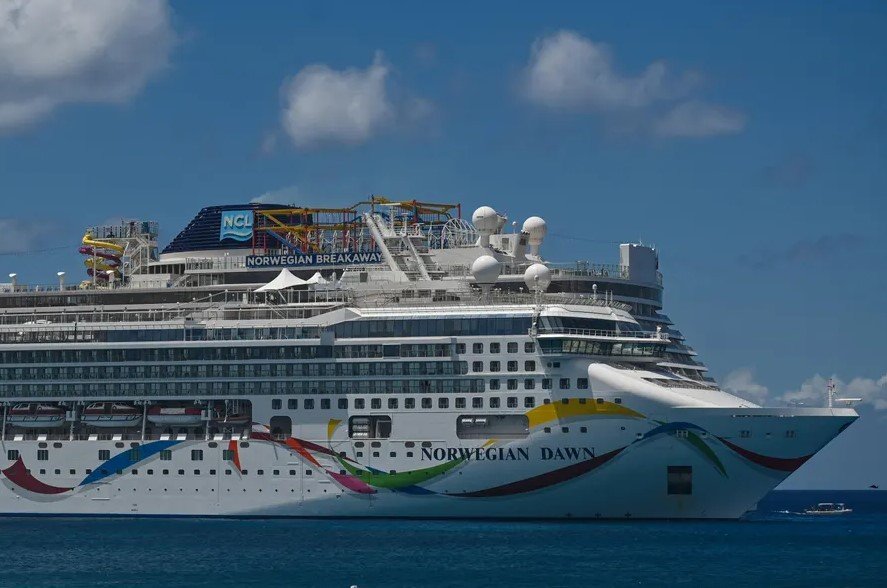 Spoločnosť Norwegian Cruise Line uviedla, že „malý počet“ hostí na palube lode začal začiatkom tohto týždňa pociťovať mierne príznaky choroby súvisiacej so žalúdkom.