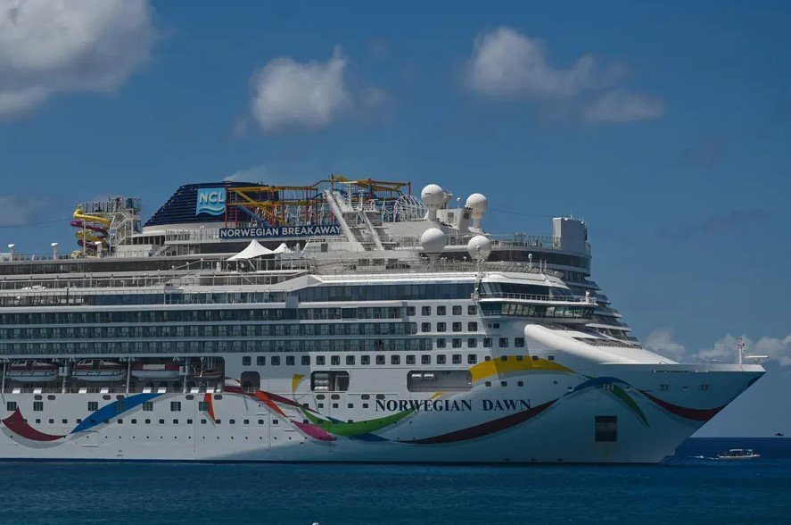 Spoločnosť Norwegian Cruise Line uviedla, že „malý počet“ hostí na palube lode začal začiatkom tohto týždňa pociťovať mierne príznaky choroby súvisiacej so žalúdkom.