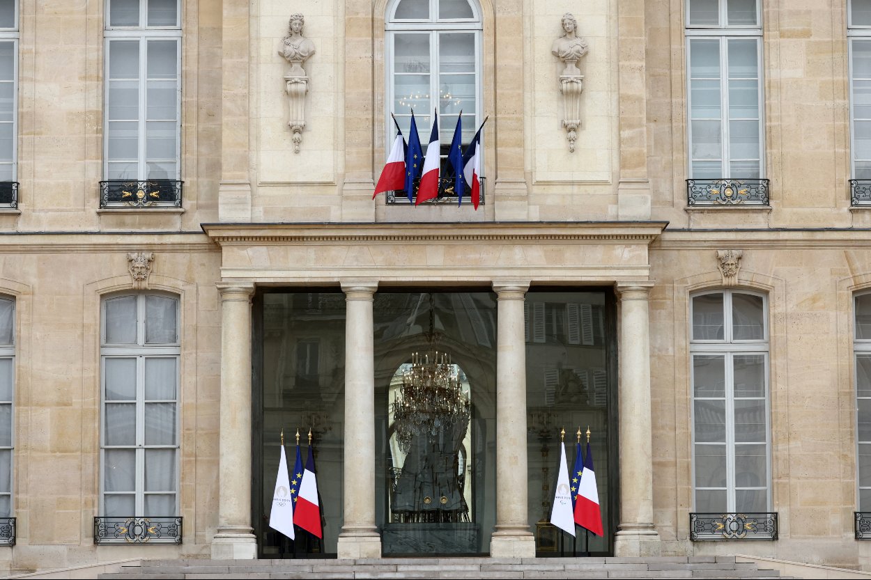 Pohľad na vchod do Elyzejského paláca, oficiálnej rezidencie francúzskeho prezidenta, v Paríži, Francúzsko, 21. februára 2024.