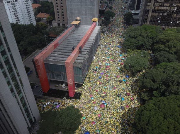 Tisíce ľudí vychádzajú na Paulista Avenue v São Paule.