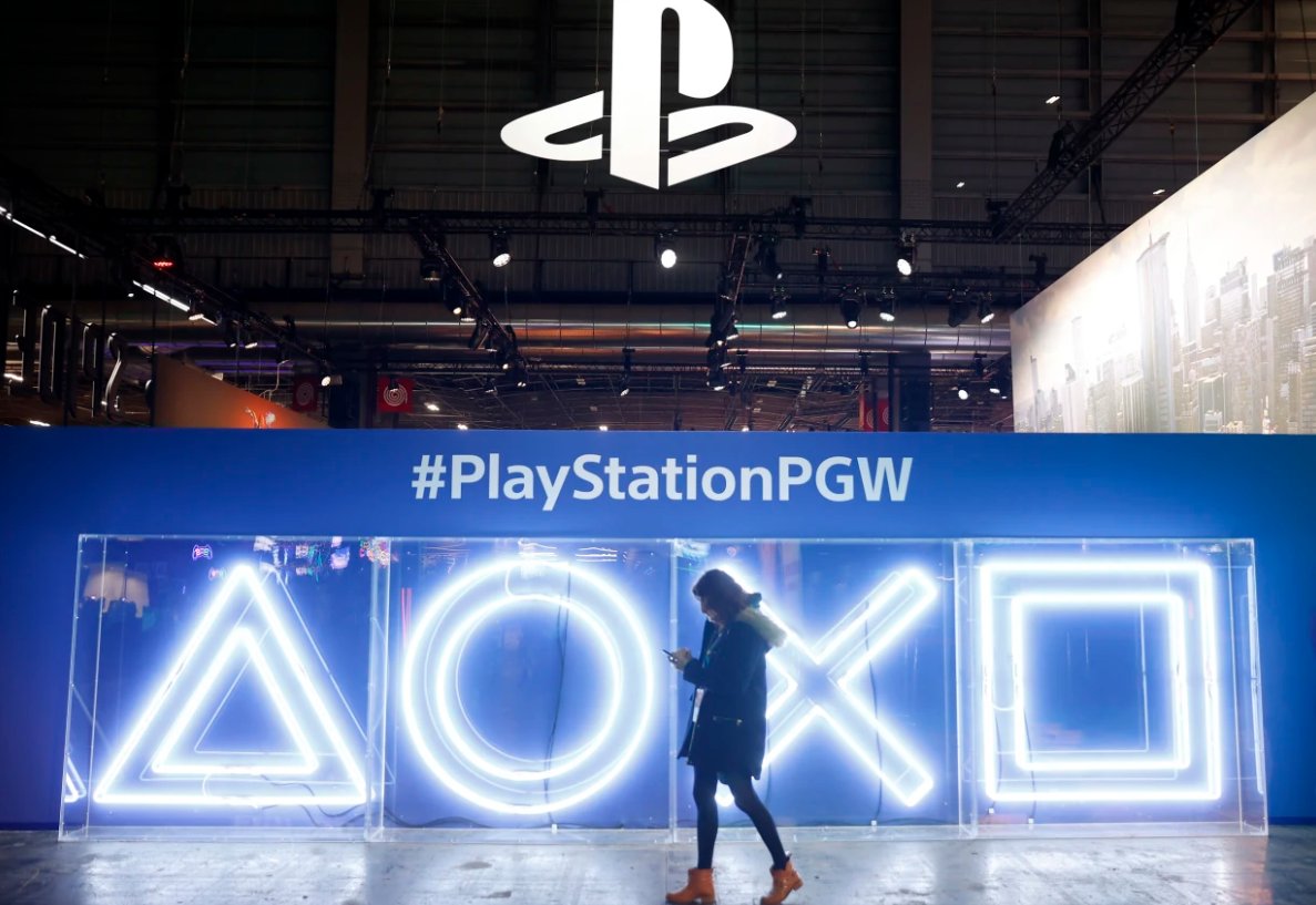 Logo Sony PlayStation buttons počas „Paris Games Week“ v októbri minulého roka.