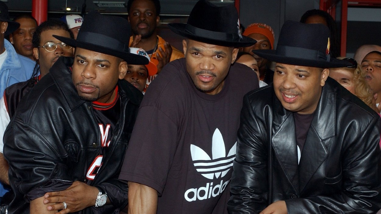 Legendárne trio Run-DMC:  Joseph "Run" Simmons (vpravo), Jason "Jam Master Jay" Mizell (vľavo), Darryl "D.M.C." McDaniels (vľavo)