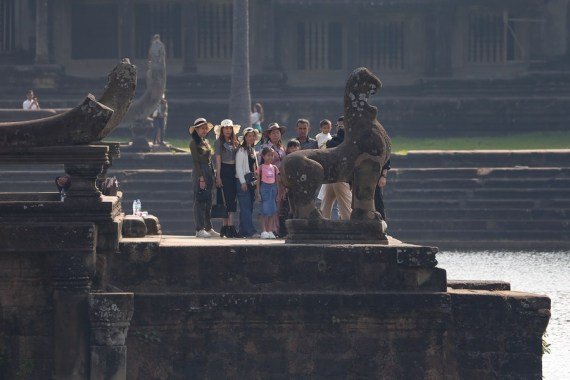 Turisti navštevujú Angkor Wat v provincii Siem Reap v Kambodži 10. februára 2024.