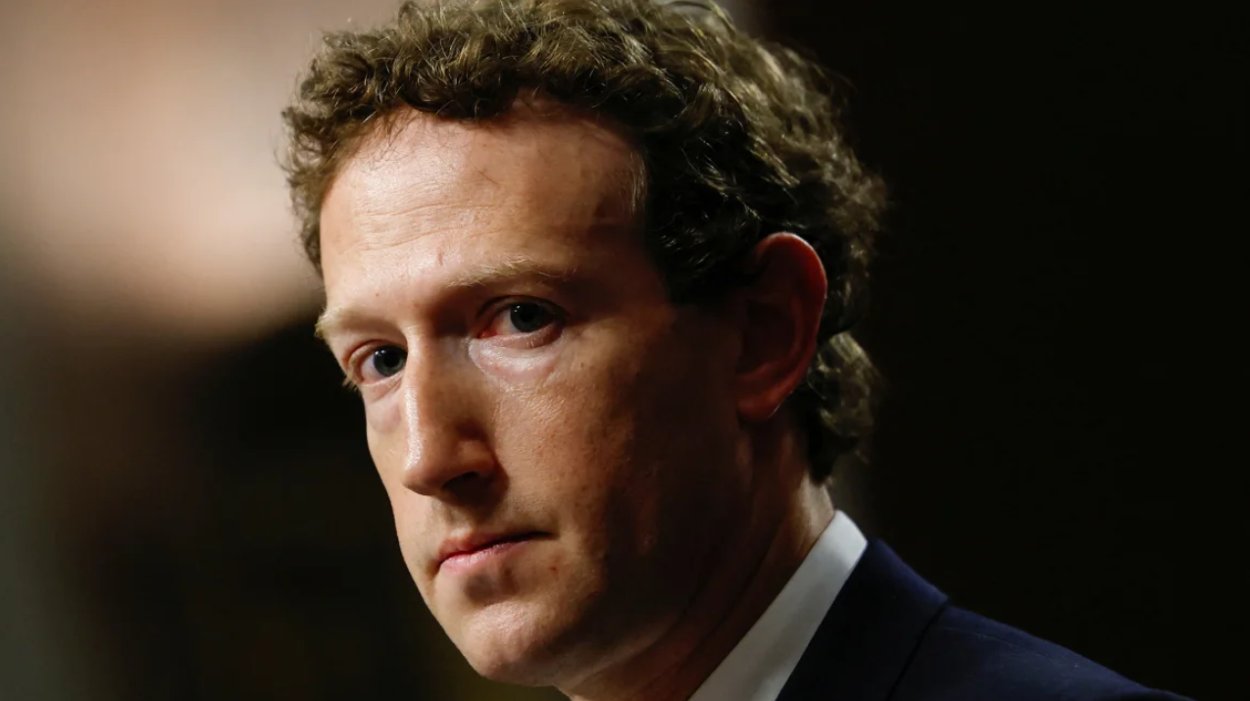 Generálny riaditeľ spoločnosti Meta Mark Zuckerberg sa v januári 2024 zúčastňuje na vypočutí súdneho výboru amerického Senátu o online sexuálnom zneužívaní detí vo Washingtone DC.