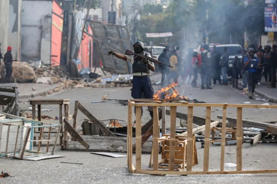 Polícia zabezpečila zátaras, ktorý postavili demonštranti počas demonštrácie požadujúcej odstúpenie premiéra Ariela Henryho v Port-au-Prince na Haiti, 7. februára 2024