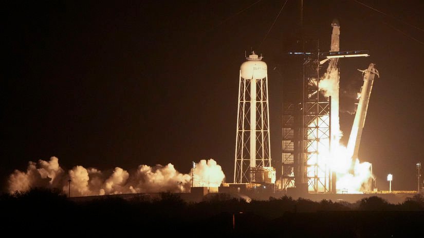 Raketa americkej spoločnosti SpaceX s troma americkými astronautmi a ruským kozmonautom odštartovala v noci na pondelok k Medzinárodnej vesmírnej stanici (ISS).