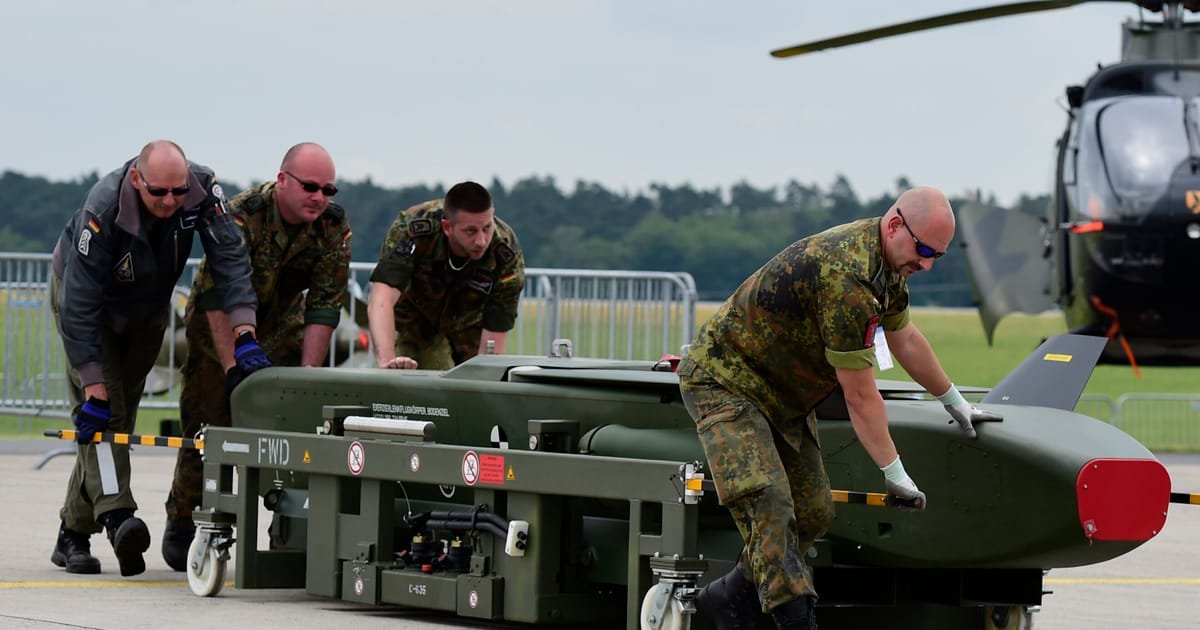 Ilustračná foto - príslušníci nemeckých ozbrojených síl Bundeswehr prenášajú systém Taurus v roku 2016