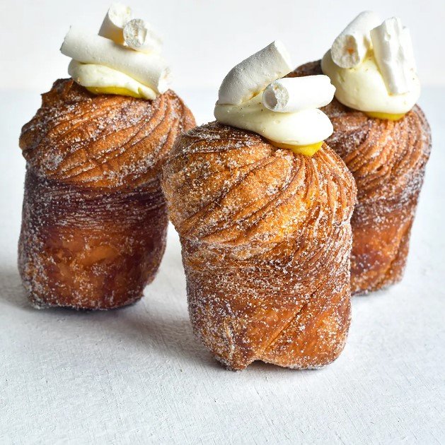 Cruffin, hybrid croissantu-muffinu, ktorý bol vytvorený v Melbourne v roku 2013