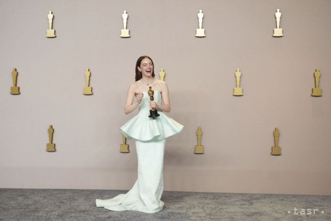 Americká herečka Emma Stoneová získala cenu Americkej akadémie filmových umení a vied (AMPAS) pre najlepšiiu herečku v hlavnej úlohe vo filme Chudiatko v divadle Dolby Theatre v Los Angeles 10. marca 2024.