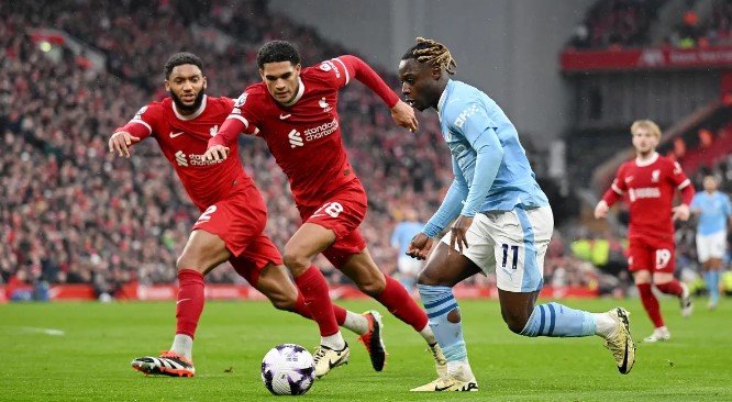 Arsenal vedie o skóre pred Liverpoolom, ktorý v nedeľňajšom šlágri remizoval s Manchestrom City 1:1. 