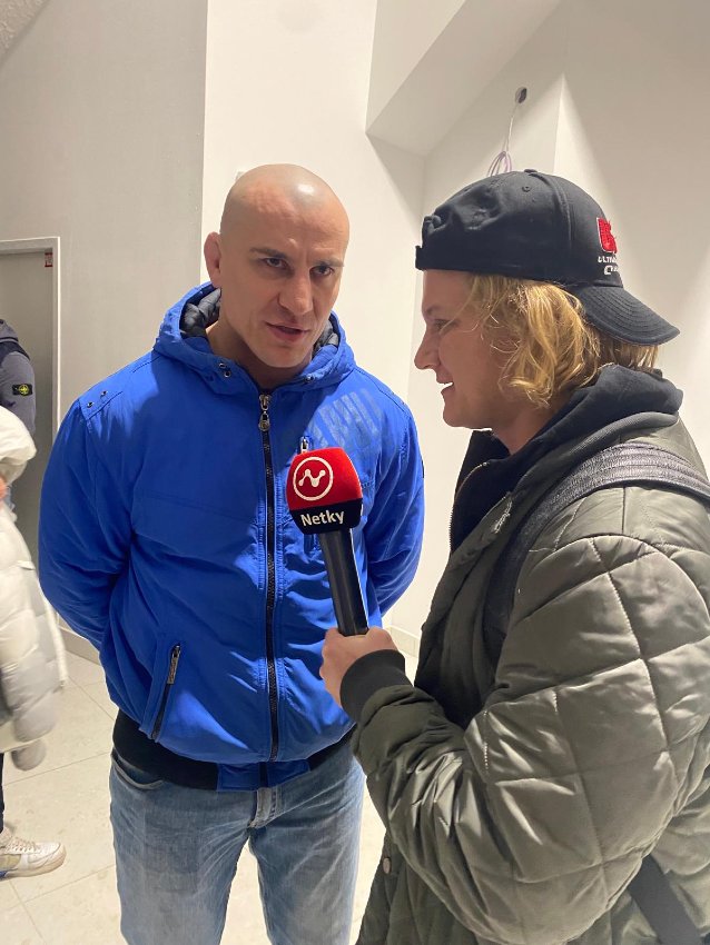 Šampión organizácie Králi ulice Tomáš Meliš s reportérom Netiek Jankom Síkoriakom