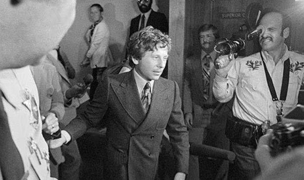 Roman Polanski odchádza zo súdu po tom, čo mu v roku 1977 nariadili dostaviť sa na psychiatrické vyšetrenie.