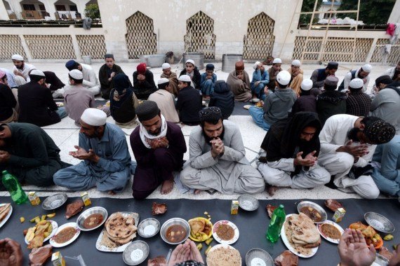 Ľudia čakajú na Iftár, jedlo na ukončenie pôstu pri západe slnka, v prvý deň ramadánu.