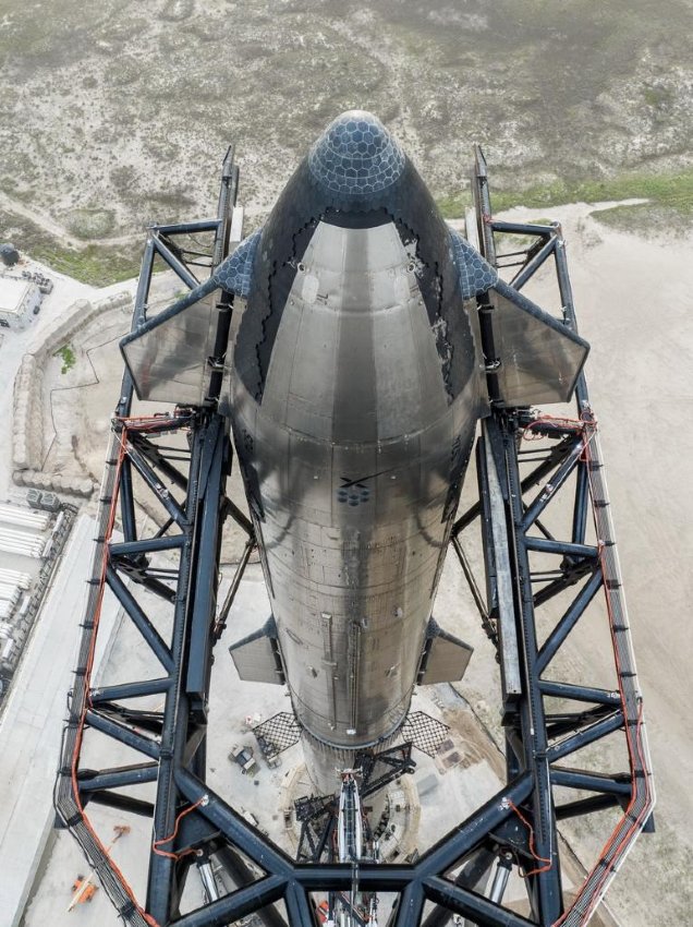 Fotografia zverejnená 11. apríla 2023 spoločnosťou SpaceX ukazuje raketu Starship na štartovacom zariadení spoločnosti v Texase v Spojených štátoch.