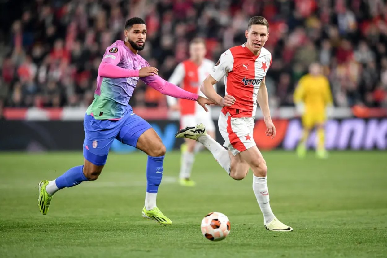 Ruben Loftus-Cheek a Lukáš Prevod počas zápasu Slavia Praha - AC Miláno 14. marca 2024.