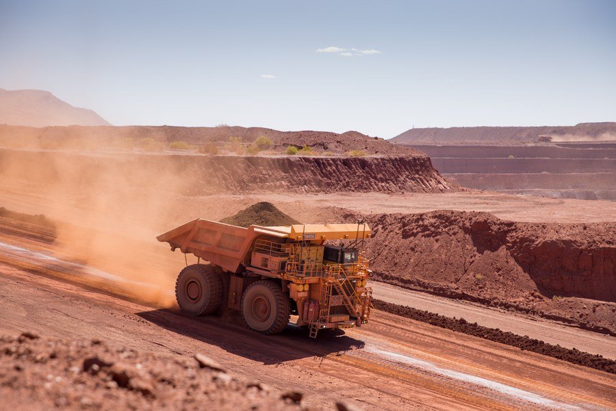 Autonómne nákladné auto prepravuje železnú rudu v bani Nammuldi spoločnosti Rio Tinto Ltd. pod hladinou podzemnej vody v regióne Pilbara, Austrália, 14. decembra 2016.