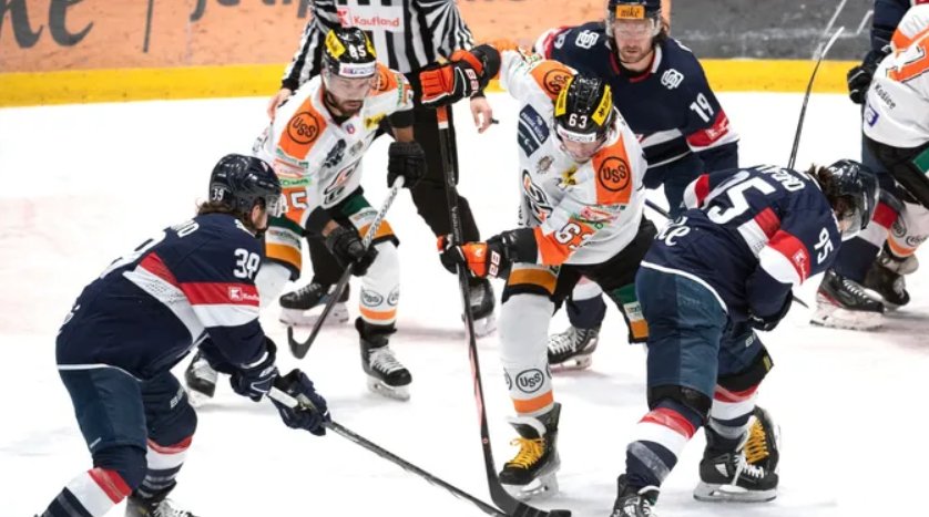 Liam Pecararo (Slovan), Patrik Lamper (Košice) a Brendan Ranford (Slovan) v 35. kole Tipos extraligy HC Slovan Bratislava - HC Košice.