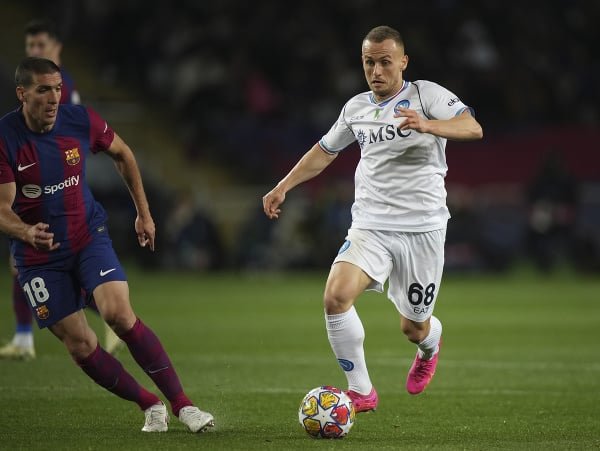 Stanislav Lobotka v drese SSC Neapol v zápase proti FC Barcelona.