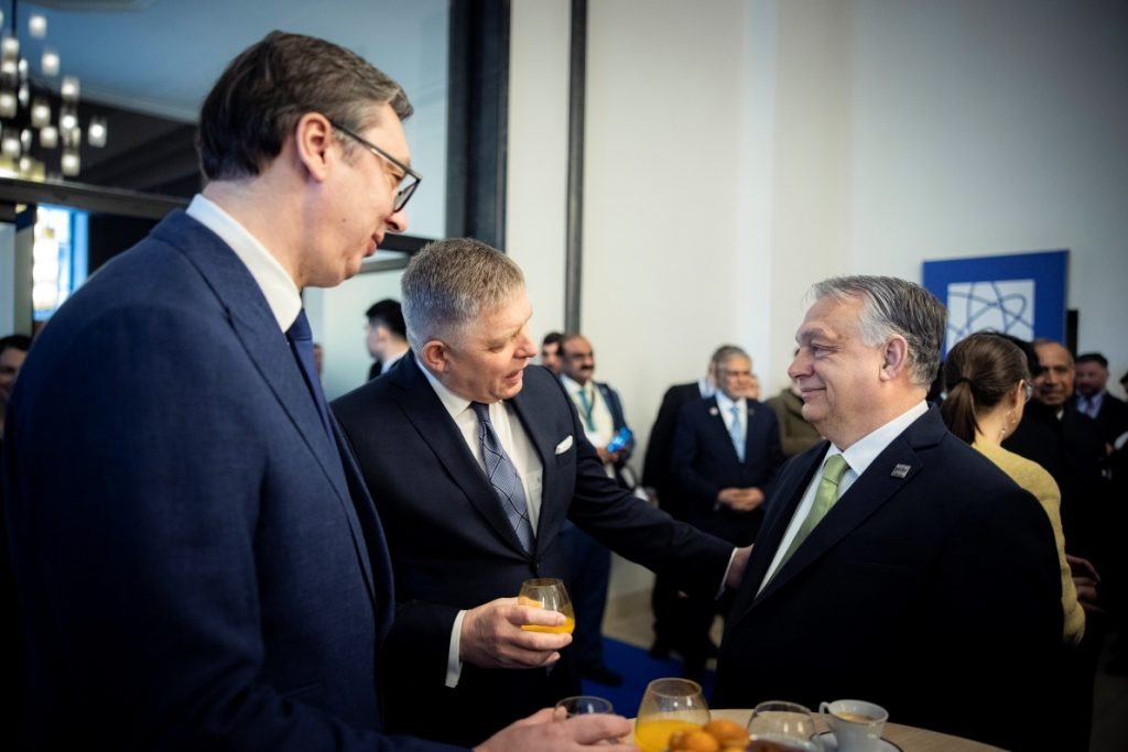 Robert Fico s predseda vlády Viktorom Orbánom a srbským prezidentom Alexandrom Vučičom.