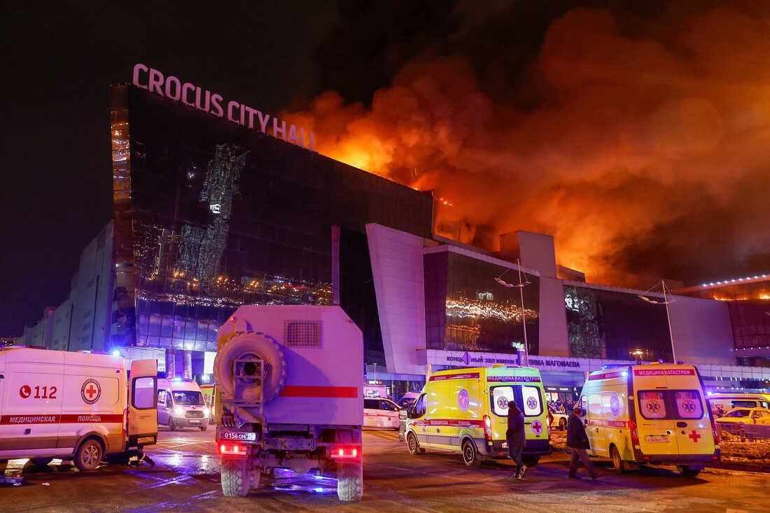 Vozidlá ruských pohotovostných služieb sú zaparkované v blízkosti horiaceho miesta koncertu Crocus City Hall po ohlásenej streľbe v piatok pri Moskve.