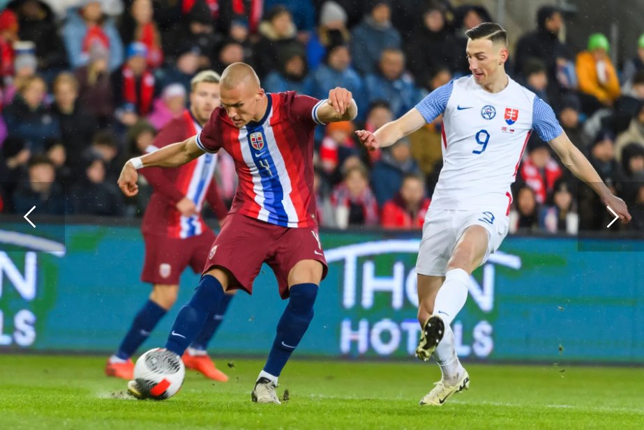 Zľava Leo Ostigárd (Nórsko) a Róbert Boženík (Slovensko) počas prípravného stretnutia pred ME 2024 Nórsko - Slovensko.