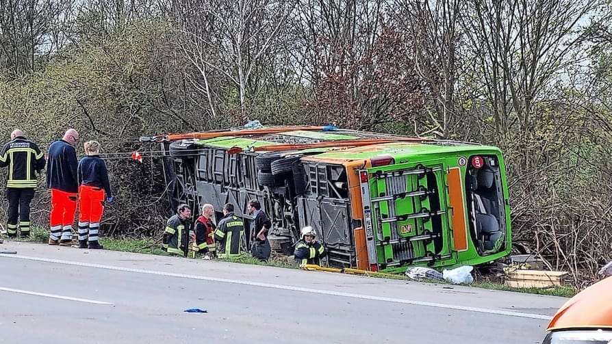 Pri stredajšej (27. 3.) nehode autobusu na diaľnici v Nemecku neďaleko Lipska zahynulo najmenej päť ľudí a niekoľko sa ich zranilo.