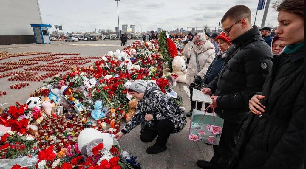 Ľudia sa zhromaždili pred miestom Crocus City Hall, aby vzdali úctu obetiam útoku z 22. marca